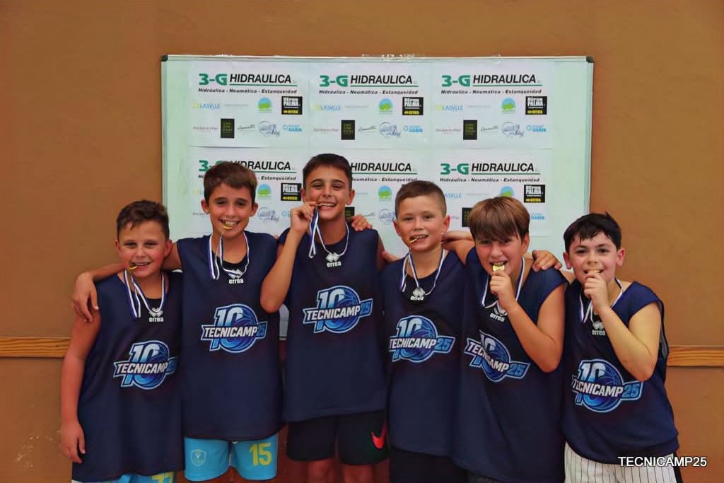 tecnicamp's tweet image. Día 10: Hemos despedido Tecnicamp25 por todo lo alto, con diversión y sobre todo ¡baloncesto! GRACIAS a todos los campistas, familias, entrenadores, colaboradores y patrocinadores por hacer posible una edición tan especial. Sin vuestro apoyo y energía, nada de esto sería igual.