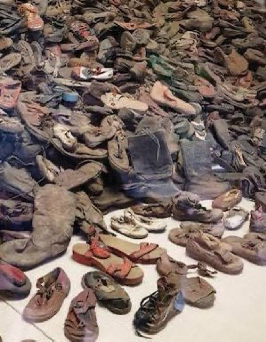 Marimarfgp's tweet image. Los huaraches, posiblemente de jóvenes indígenas asesinados en el Rancho Izaguirre, en #Teuchitlán, no lo indignó tanto como la versión de Adidas.
Así son los valores predicados por el “humanismo mexicano”.