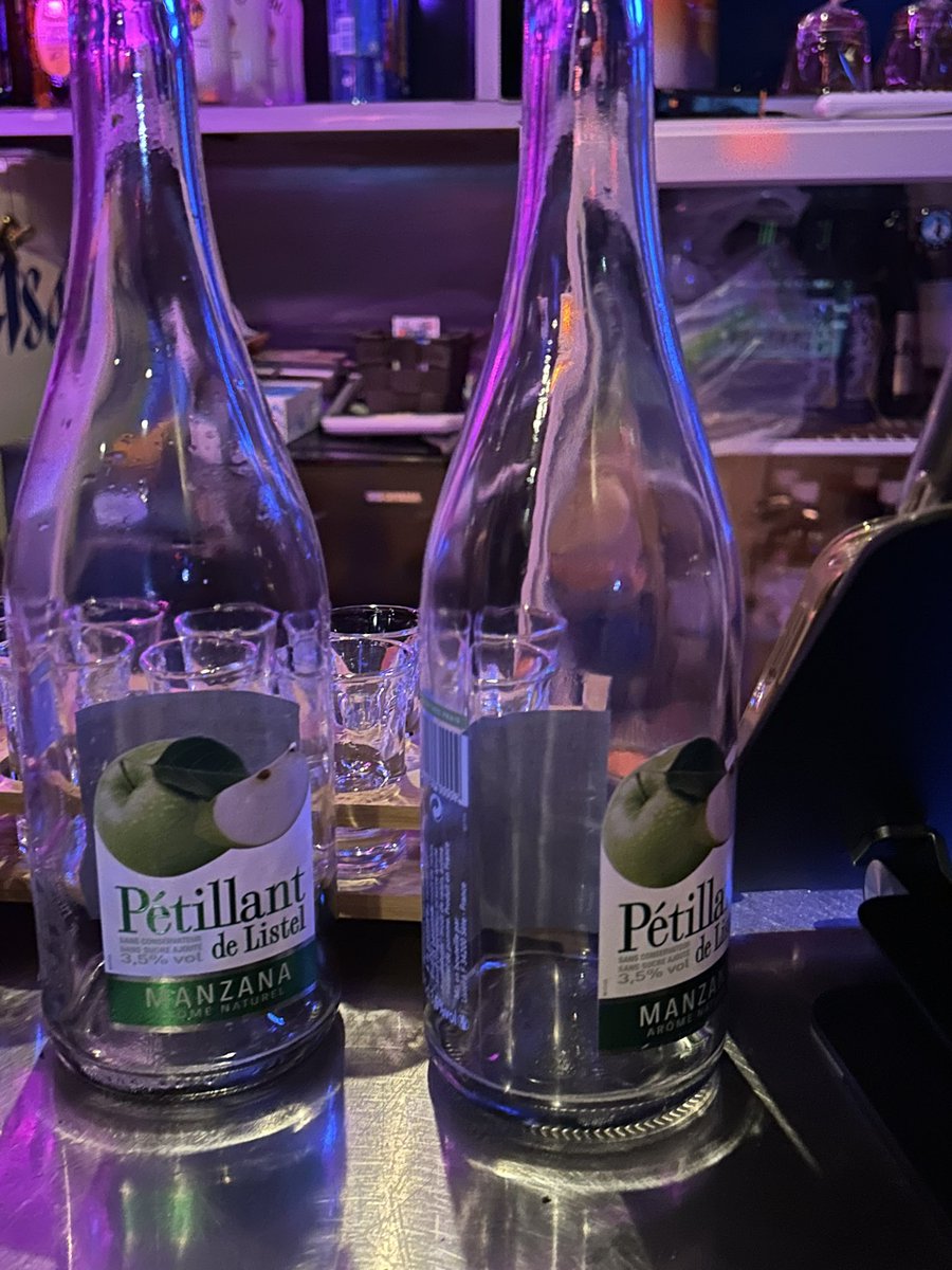 ayumu_d_wing's tweet photo. 飛び交う酒（一部Daniel Seven付き）

しかし、このスパークリング美味しかったなぁ🍏

#HEAVEN_COA https://t.co/nFbiyRhx03
