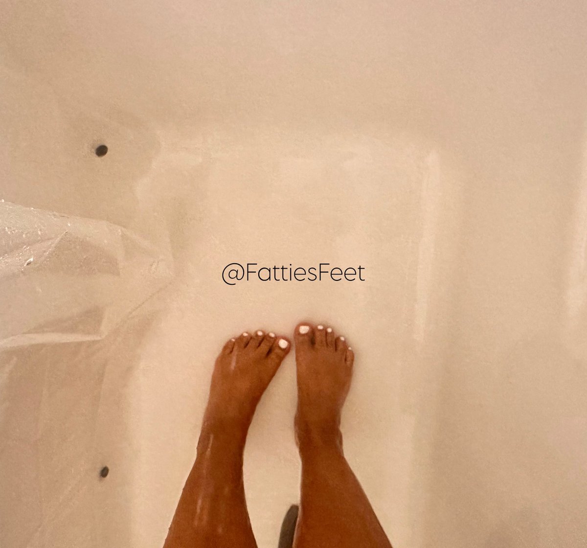 FattiesFeet's tweet photo. Splish-splash, [MY TOES] was taking a bath 🎶💦

#feetpics #thickfeet #plussizefeet #feetgoddess #curvyfeet #feetlovers #footmodel #prettyfeet #feetfetishnation #feetcontent #footworship #toesfordays #feetfinder https://t.co/wzLGfs0Z3j