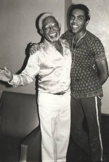 gilbertogil's tweet image. Feliz dia dos pais aos pais severos, severinos, brandos, às mães e outras figuras que ocupam a função paterna.

#EquipeGil