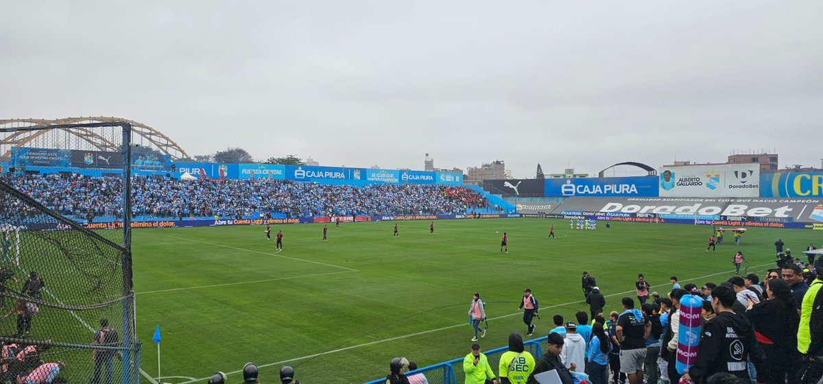 PitazoFinal2023's tweet photo. YA ESTAMOS EN VIVO🔴⚽️🎧
Sporting Cristal vs FBC Melgar
Enlace: https://t.co/cAvymrDop2
#liga1 #sportingcristal #fbcmelgar https://t.co/Y9ApmX9uIu
