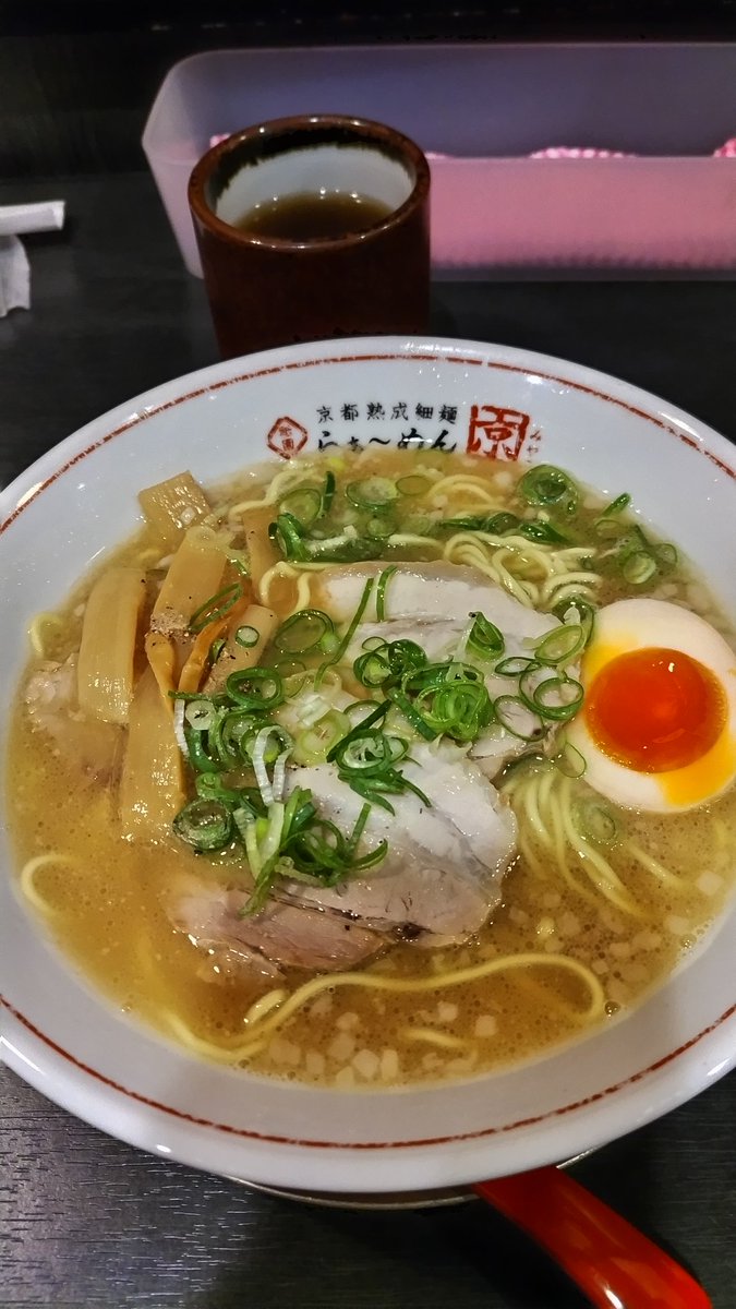 like37_026's tweet photo. お昼に駅弁を2つ頂いてしまい💦
夜は､少なめに？
ラーメンにしました😑
あさり､アナゴ､西京焼き､旨かった！
ラーメンも当たりでした🎯
#昼食
#夕食
#やかんの麦茶 https://t.co/DX0nirwoxn