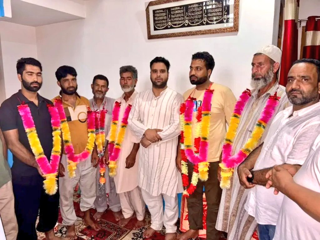 THE JKPDP (@1jkpdp) on Twitter photo In Sonawari, NC and AP workers from Asham and Pushwari joined PDP in the presence of Organizing Secretary <a href="/YasirrReshi/">Yasir Reshi</a> Sahb at his Nesbal residence, delivering yet another significant setback to both NC and Apni Party.
In Bijbehara, committed NC workers from Marhama joined PDP in In Sonawari, NC and AP workers from Asham and Pushwari joined PDP in the presence of Organizing Secretary <a href="/YasirrReshi/">Yasir Reshi</a> Sahb at his Nesbal residence, delivering yet another significant setback to both NC and Apni Party.
In Bijbehara, committed NC workers from Marhama joined PDP in