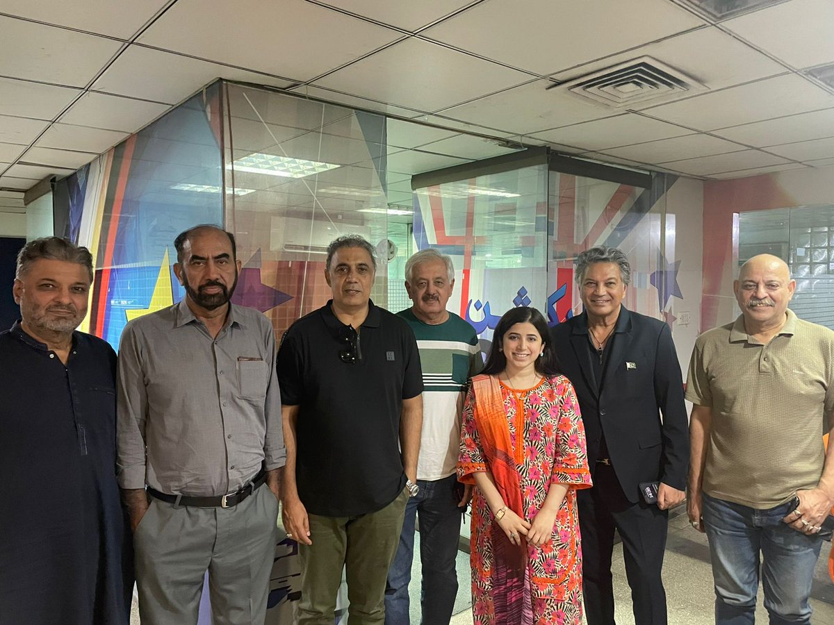 HiraBat01760438's tweet photo. Famous fashion designer  Mahmood bhatti at geo tv office . A wonderful moment with my seniors and mentor https://t.co/CFps4IBkBZ