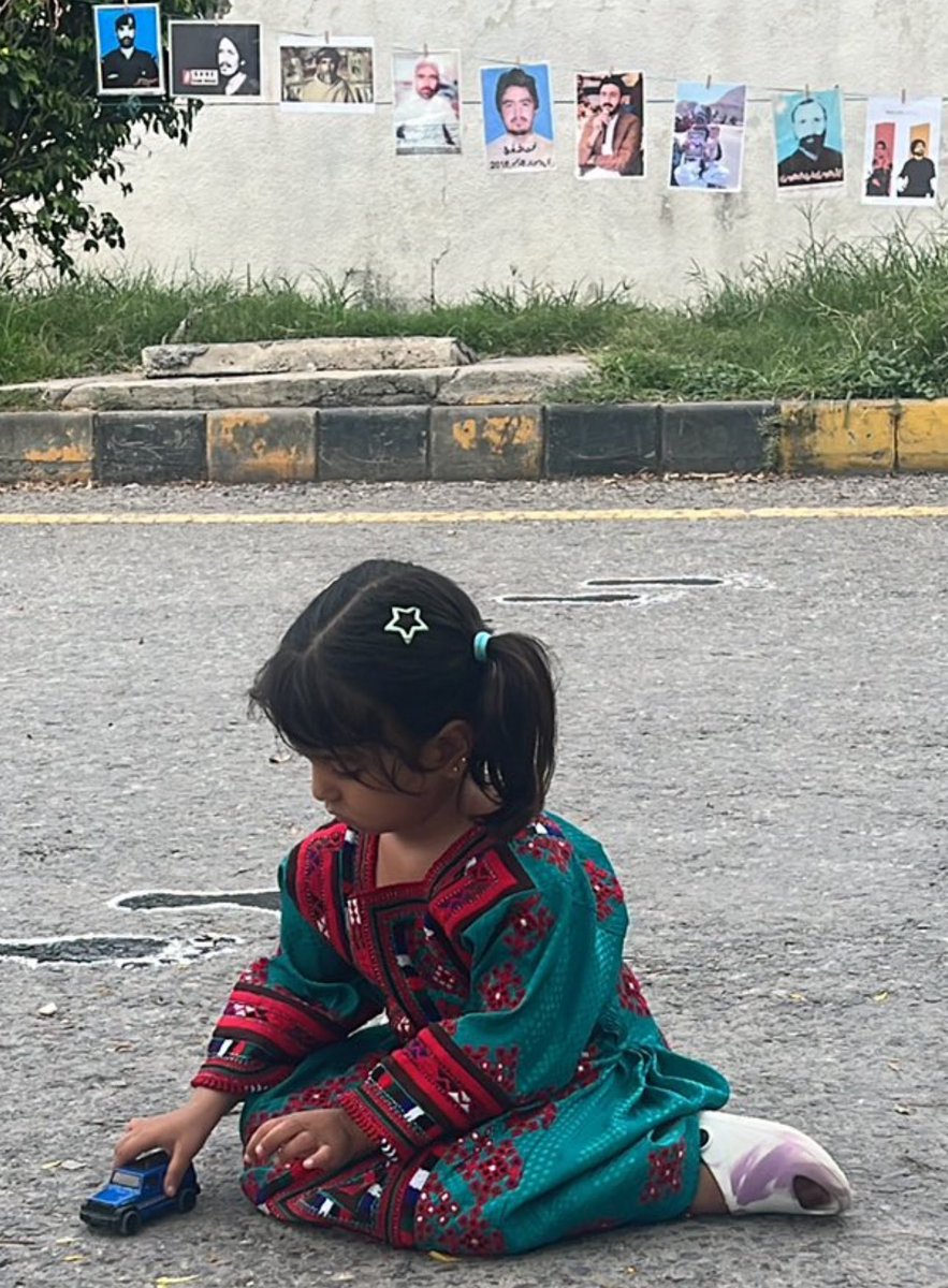 اسلام آباد کی سڑک پر ایک بلوچ