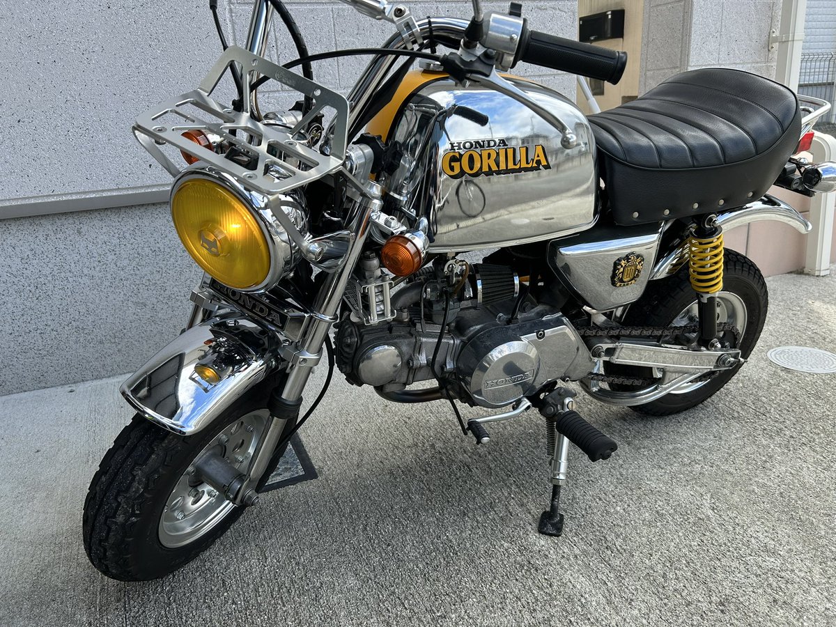 Bee036Style's tweet photo. シリンダー.ヘッド武川Rステージ88cc
ケイヒンpc20キャブレター
武川オイルクーラー
モリワキオイルキャッチタンク
モリワキモナカマフラー
早矢仕リアサス
モリワキスイングアーム＋7cm
キタコ2.25jホイール
タンク、サイドカバー純正
ヘッドライトカバー、フェンダー純正
純正アンコ抜きシート等々 https://t.co/UwyICjzFSZ