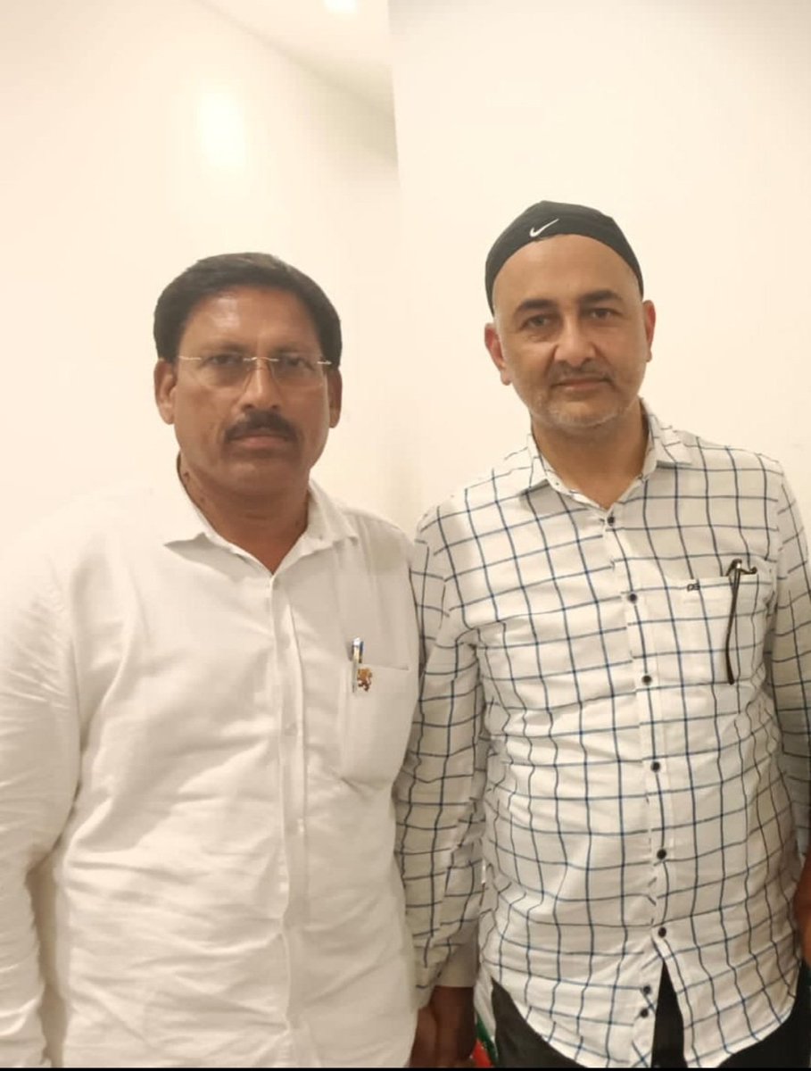 kumar_loth's tweet image. दिल्ली प्रदेश कांग्रेस के प्रभारी एवं मंगलौर विधानसभा से विधायक आदरणीय काजी निज़ामुद्दीन जी Qazi Nizamuddin जी को जन्मदिन की हार्दिक शुभकामनाएं व बधाई।
ईश्वर से मैं आपके उत्तम स्वास्थ्य व लम्बी उम्र की कामना करता हूँ। 🎂🌹🙏