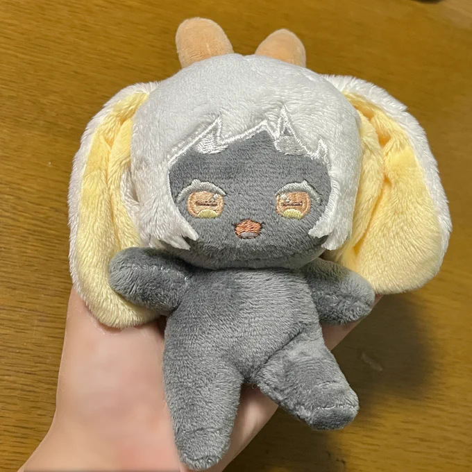 【ぬい制作】自作ぬいぐるみ3体目「黒肌ヤギ」完成。骨を入れたので多少ポーズが取れる。ツノは着脱可能です