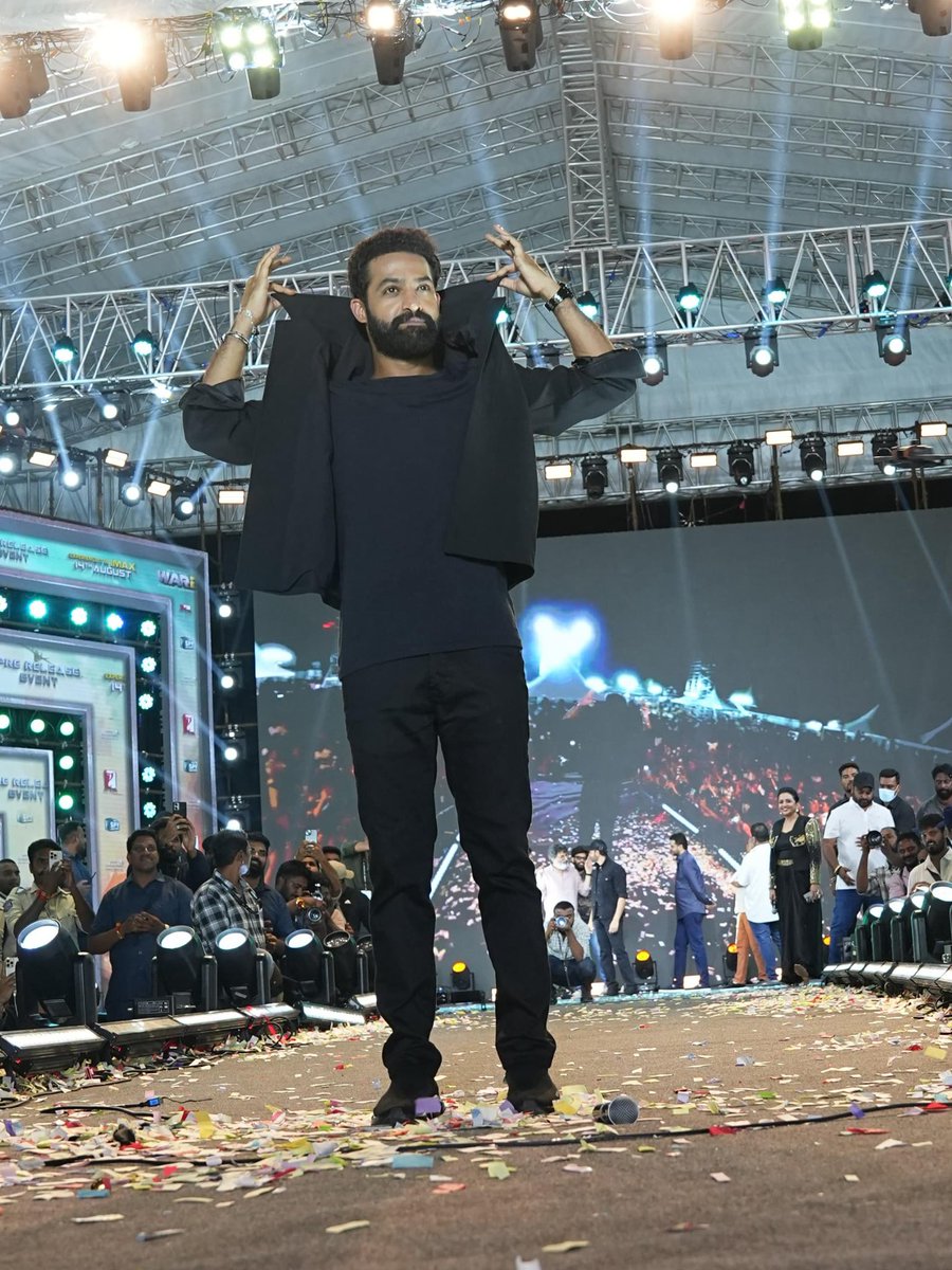 SitharaEnts's tweet photo. Then: Single Collar Rise with #Devara 🔥
Now: Double Collar Rise with #WAR2 ❤️‍🔥

Now you know the madness that’s coming on AUGUST 14th!💥

#NTR Speech – https://t.co/oO15V4R7hs 

@tarak9999 @iHrithik @advani_kiara #AyanMukerji @yrf @SitharaEnts #YRFSpyUniverse @shreyasmedia https://t.co/sftPPiF45Q
