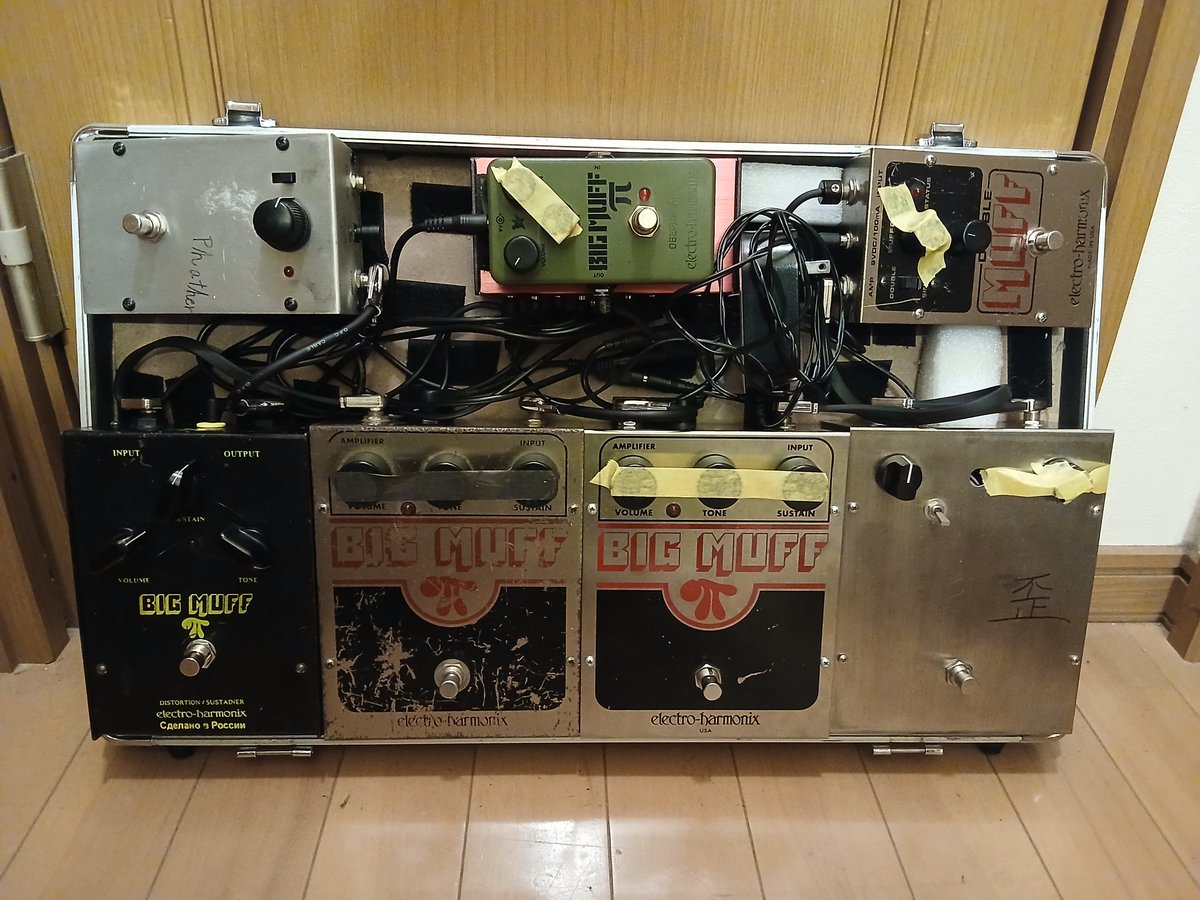 Toy_Lotus's tweet image. ビッグマフだらけのエフェクターボード。
 #Bigmuff
 #Electroharmonix
 #Sovtek