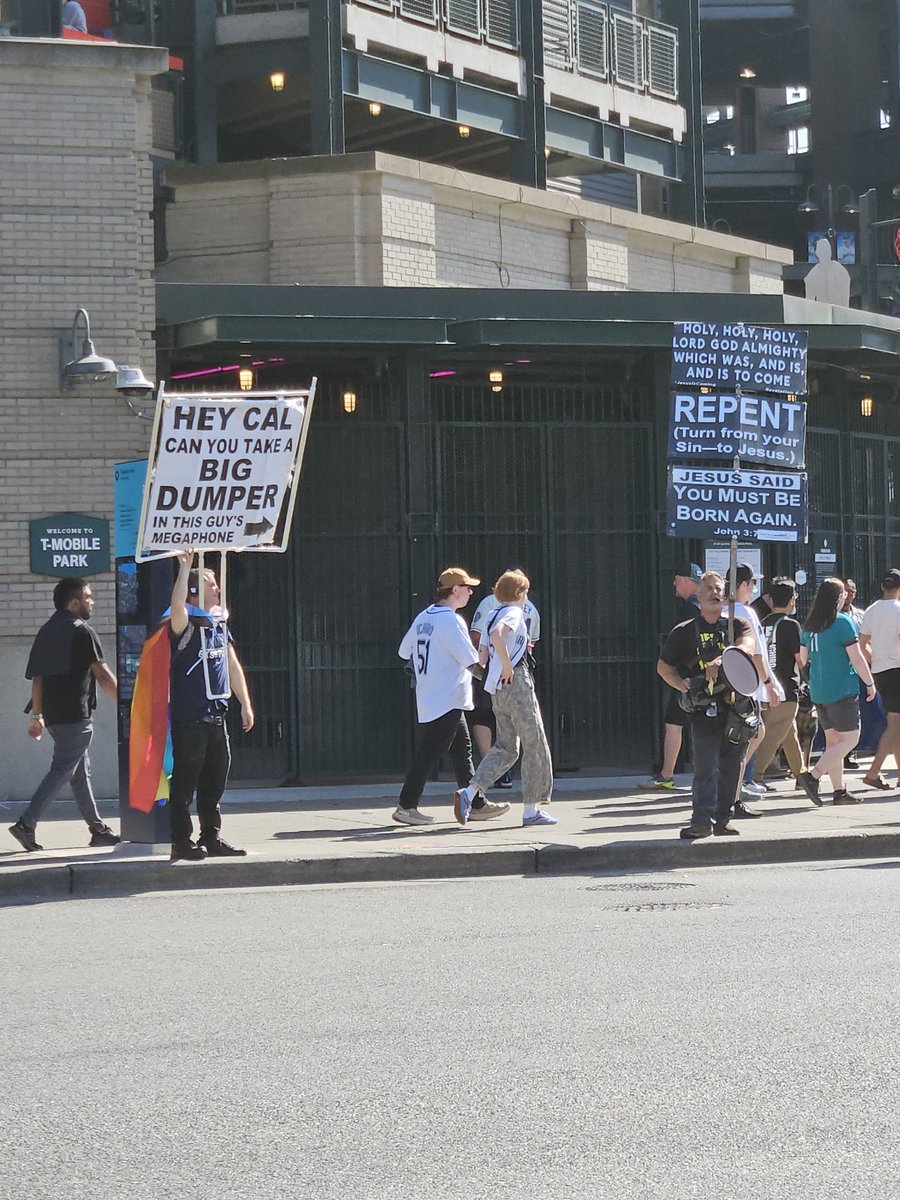 This Mariners fan is asking Cal Raleigh for a favor

(via <a href="/fischybusinesss/">Max - y 🔱⚓</a>)