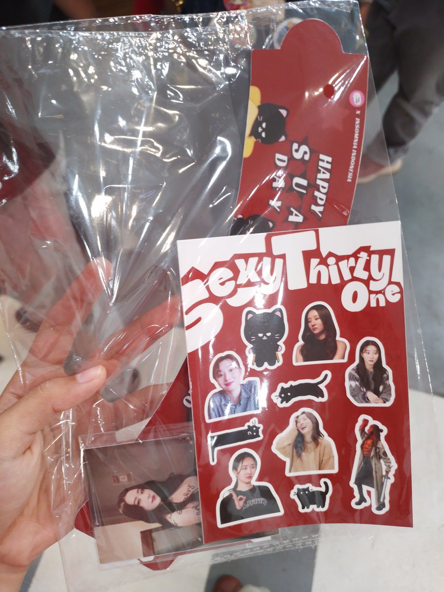 awtsuntuk's tweet photo. Tengs berats sudah mengadakan event ultah mbak sua yaaaa @darisomdut 🤗 dan special tengs untuk kak tan @HereStargazing 🥳. akhirnya aku punya printilan mbak sua dari hasil event 🫶 
#SexyThirtyOne #SuaDay #darisomdut_event https://t.co/FH1TF6Q9Dt