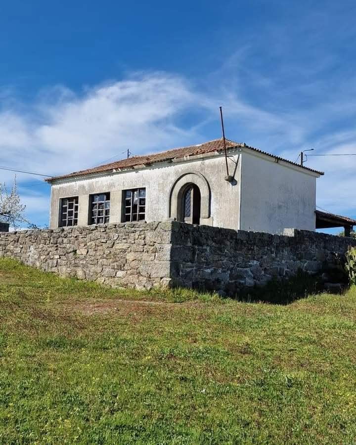 É este o estado de muitas das escolas mandadas construir por Salazar, mas Salazar era o tal que não queria que os portugueses soubessem ler, segundo dizem os abrileiros. 
Se queria uma população iletrada, por que razão mandou erigir mais de 7 mil escolas de ensino primário?
