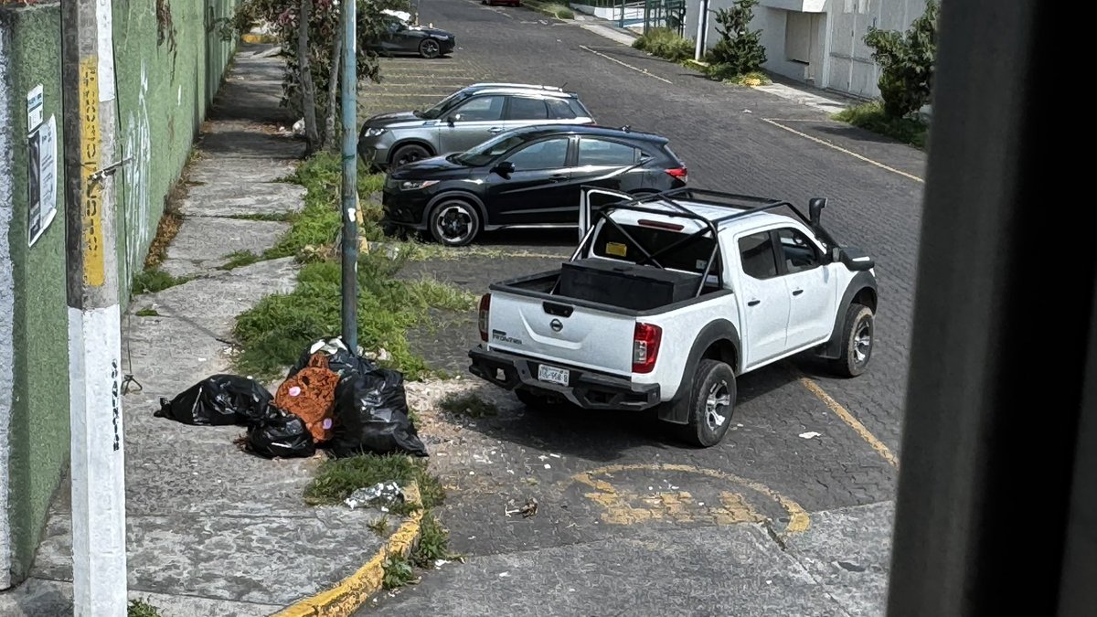 karlinwentz's tweet photo. Oye @AytoXalapa @IslasAlbertoR en la esquina de ciprés y Bocanegra sacan basura y la traen hasta en camionetas para tirarla cuando no es debido. 
¡ES UN FOCO DE INFECCIÓN!
#DenunciaPublica https://t.co/ijy5vuikGH