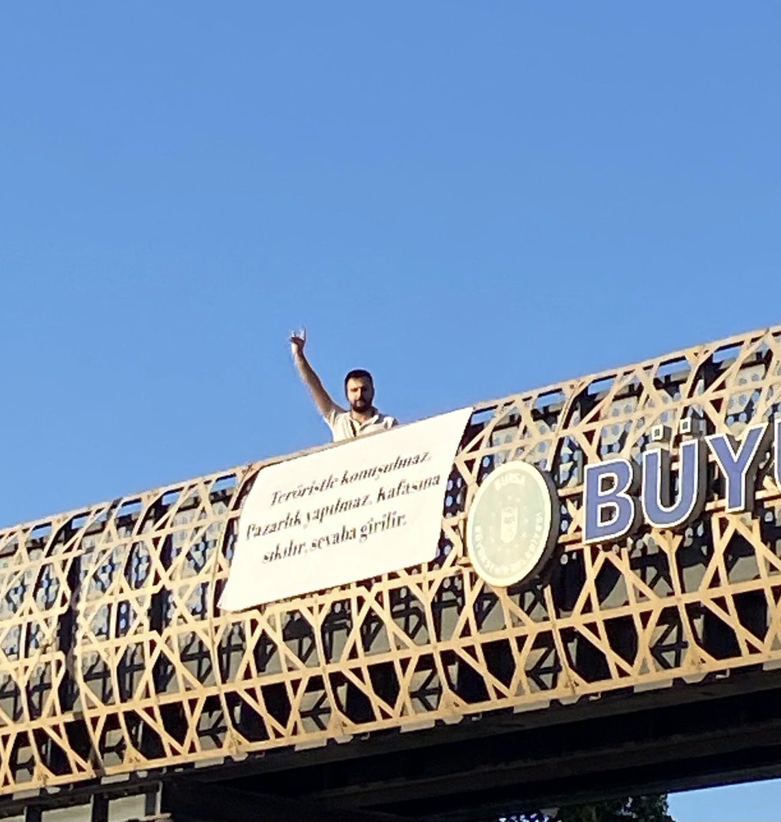 Sana benim gözümle bakmayanın
Mezarını kazacağım.
Seni selâmlamadan uçan kuşun
Yuvasını bozacağım.

Türk Milleti’nin uyanışı yakındır ! 
Ne mutlu TÜRK’üm diyene !