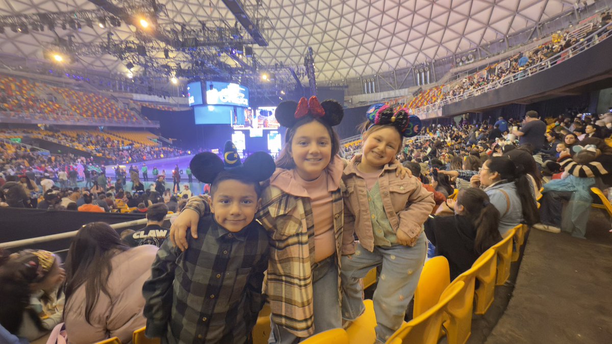 Cristopher_v_v's tweet photo. #DisneyOnIce con los porotos https://t.co/oc7tSGSYNx