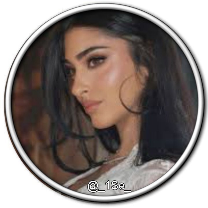 أنا أنثى مجنونه عفويه لا أحب التصنع سأبقى كما أنا لن أغير من نفسي من أجل إرضاء الناس تفاصيلي وملامحي تعجبني مهما كانت فخورة بنفسي لاأشبه احد ولا احد يشبهني