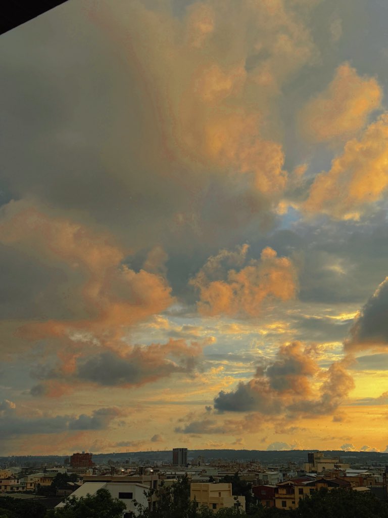 #orangecollectionoftheweek 

weeeeeek 5
pic.01 -a friend’s peach-pink sports car
pic.02 -an orange bow of yukata
pic.03 -an orange sake cup
pic.04 -sunset of 18:08 10/Aug. 2025 at home
the collections of this week are filled with delightful and warm memories as usual.