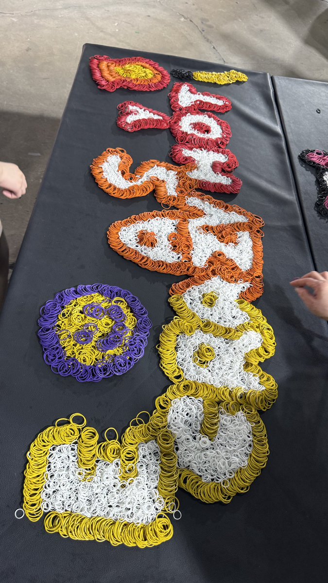 르세라핌 방콕 스태프들 센스 개쩜 
퇴장할때 포스터 주는데 고무줄에 싸거가라고 
핌즈클럽이랑 투어로고로 고무줄 배치해놈 ㅋ  
💕