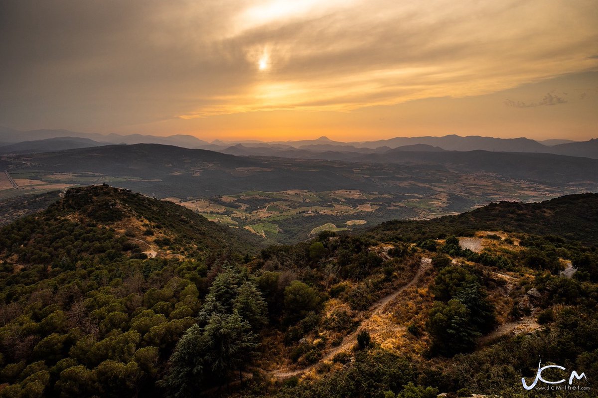 Photo du dimanche.

Fin de journée sur le Fenouilledes depuis Força Réal.
-
#Fenouilledes #ForcaReal #Riberal
📸 Jc Milhet / #HansLucas
