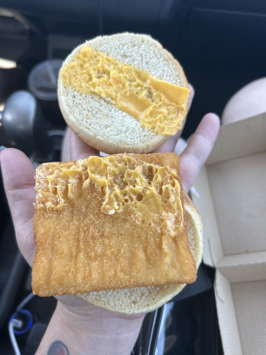 shadowkurayami's tweet photo. @McDonalds You guys struggling? Cause why are you giving me a 1/3 of a cheese slice for my sandwich? I want the whole slice! This looks so sad.
#struggle #strugglemeal #gimmiemycheese https://t.co/94ayvMtg2W