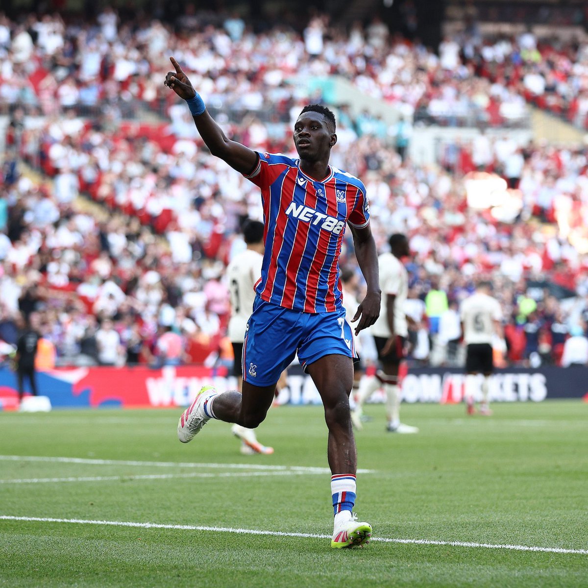 futtmais's tweet photo. ⚠️ HISTÓRICO!

Dean Henderson pega dois pênaltis, Crystal Palace supera o Liverpool e é CAMPEÃO da Supercopa da Inglaterra.

Futebol! ❤️ https://t.co/ACEesld2ss