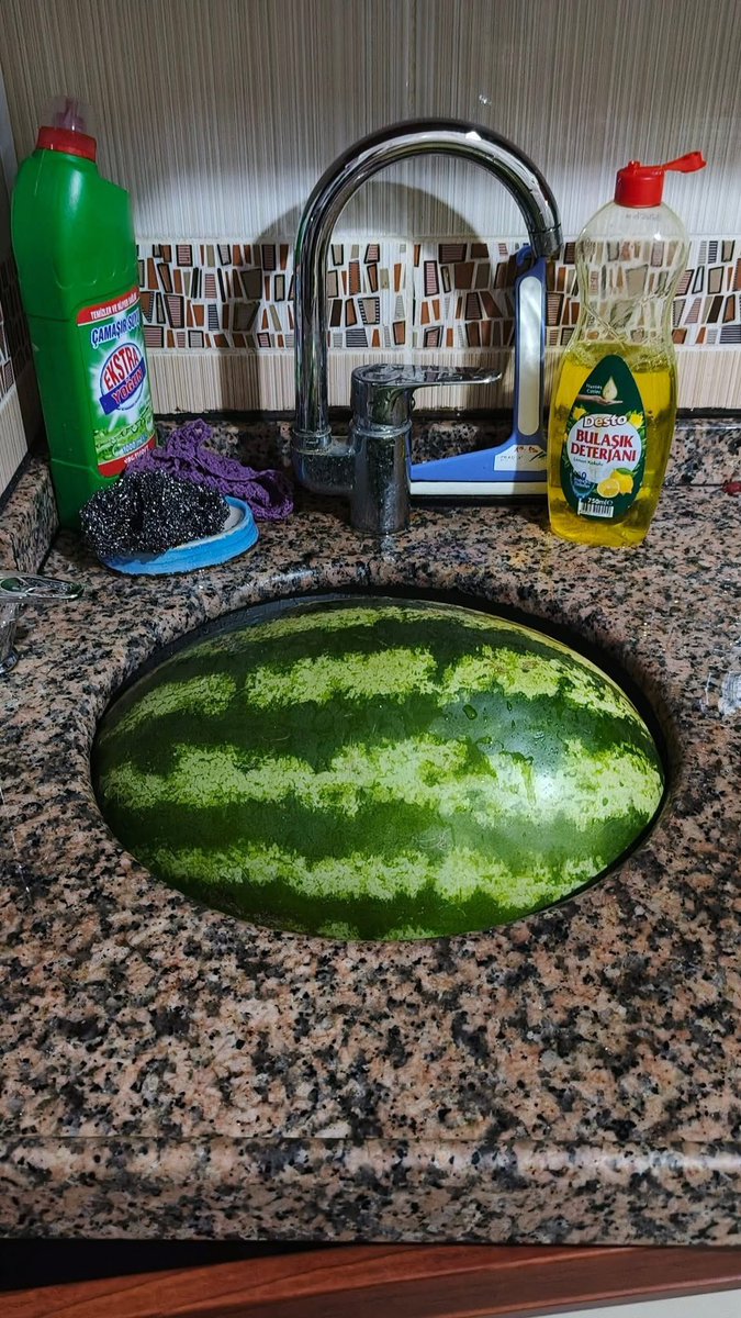 Yuvish uchun qöygandim, endi chiqarolmayapmanku😟
Nima qilay aytila?🤦‍♂️