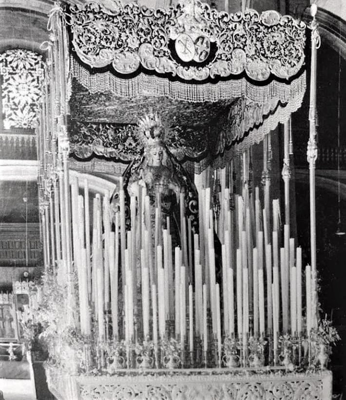 La antigua Virgen de Gracia y Esperanza bajo el palio que diseñara Gracia Eire y bordara el taller de Victoria Caro,  desaparecidos en la quema de la Iglesia de San Roque de 1936.