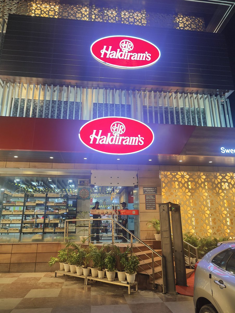 Utkarsh_gulati's tweet photo. @MyHaldirams @FSSAIIndia  
On 10 Aug 2025 at Haldiram’s Lajpat Nagar, my Mutter Kulcha had a DEAD COCKROACH stuck to it!  

Manager Abhishek Choudhary MISBEHAVED instead of apologising.  
Bill# 103/2526/167817  

Unacceptable hygiene for such a brand! #FoodSafety #Hygiene https://t.co/Og3UA2J9cJ
