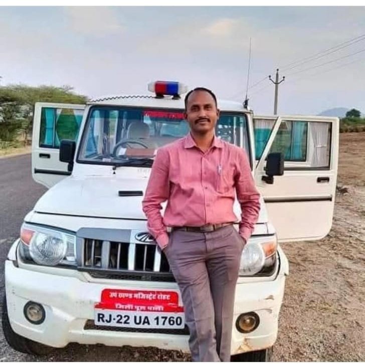जनता के #SDM सुरेश जी मेघवाल को APO किया गया आखिर क्यों...?
क्यों कि ये किसानों के हक में काम करते हैं..!
जनता के सेवक बनकर उनके राहत हेतु काम करते हैं इसलिए ये सरकार अधिकारियों को APO कर रही हैं क्या....?
श्रीमान मुख्यमंत्री जी <a href="/BhajanlalBjp/">Bhajanlal Sharma</a> जी आपके राज्य में ईमानदार अधिकारी को