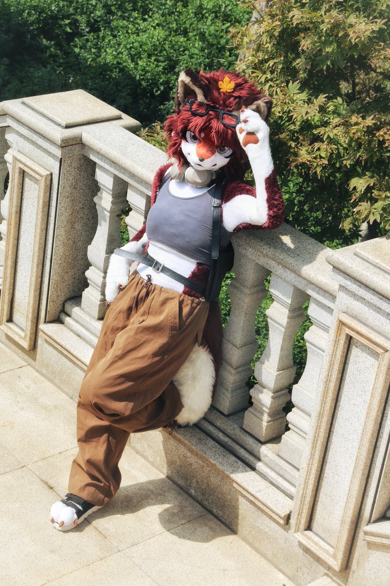 FOXcrowing's tweet photo. #fursuiteveryday  #furry
I'm still waiting for you🍂🥰 https://t.co/uTppSVwCaS