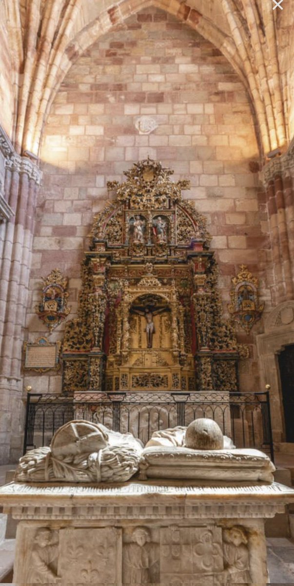 ¿Vas a viajar a Sigüenza pronto?

Haz una parada ante uno de sus mayores iconos: el sepulcro de Martín Vázquez de Arce, conocido como el Doncel de Sigüenza, el héroe de la guerra de Granada que descansa eternamente con un libro entre sus manos.

Su escultura, única en Europa, ha