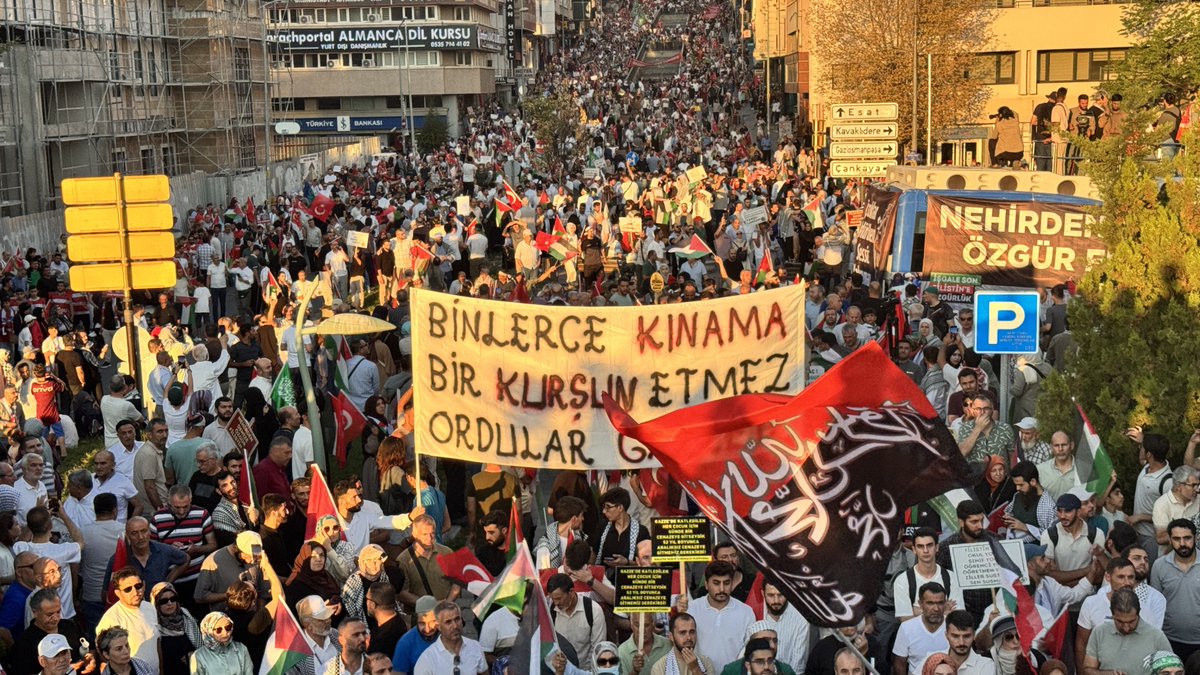 RamazanCASUK's tweet photo. Ankara’daki yürüyüş katılan onbinlerce vicdan sahibi “Ankara’dan Gazze’ye direnişe bin selam” dedi.

 #GazzeyeİnsaniKoridor #GazzeyeUmutOl https://t.co/PqZK0IJwhX