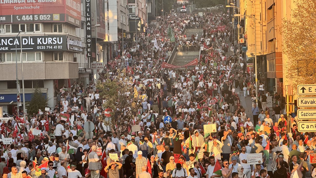 RamazanCASUK's tweet photo. Ankara’daki yürüyüş katılan onbinlerce vicdan sahibi “Ankara’dan Gazze’ye direnişe bin selam” dedi.

 #GazzeyeİnsaniKoridor #GazzeyeUmutOl https://t.co/PqZK0IJwhX