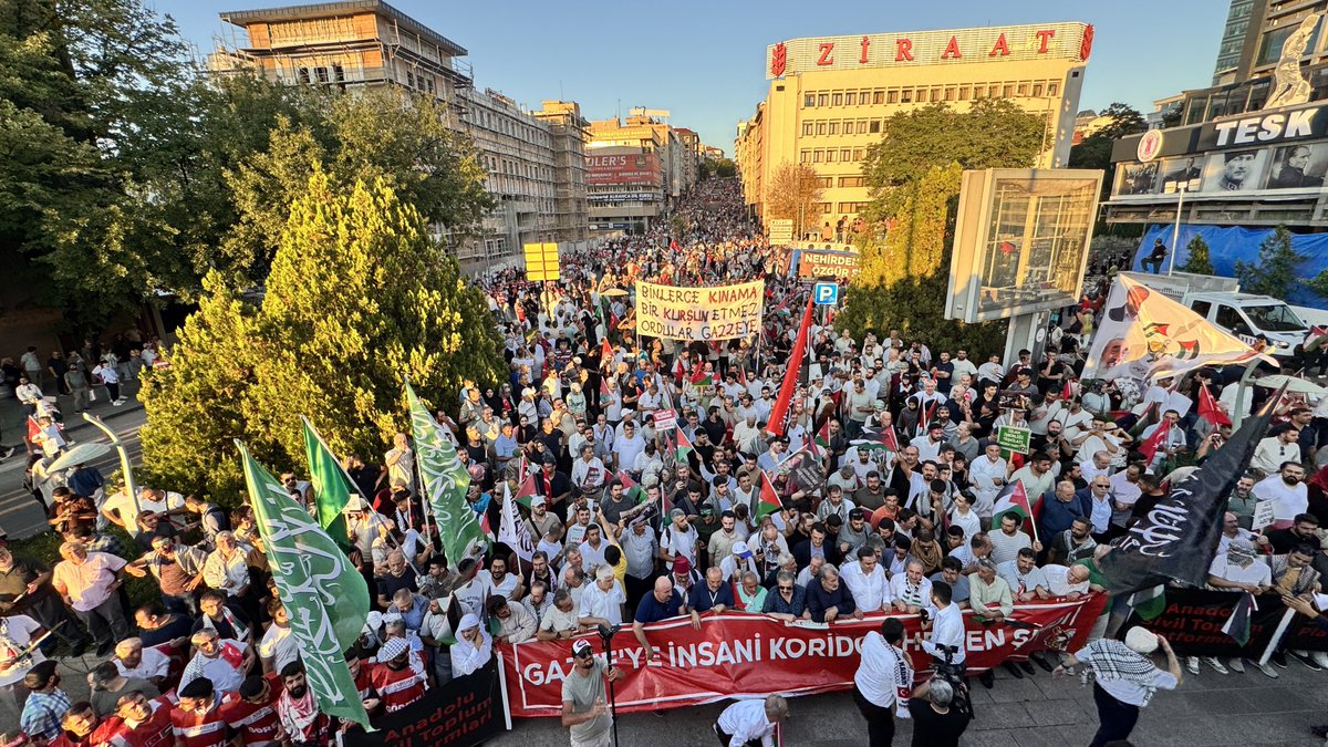 RamazanCASUK's tweet photo. Ankara’daki yürüyüş katılan onbinlerce vicdan sahibi “Ankara’dan Gazze’ye direnişe bin selam” dedi.

 #GazzeyeİnsaniKoridor #GazzeyeUmutOl https://t.co/PqZK0IJwhX