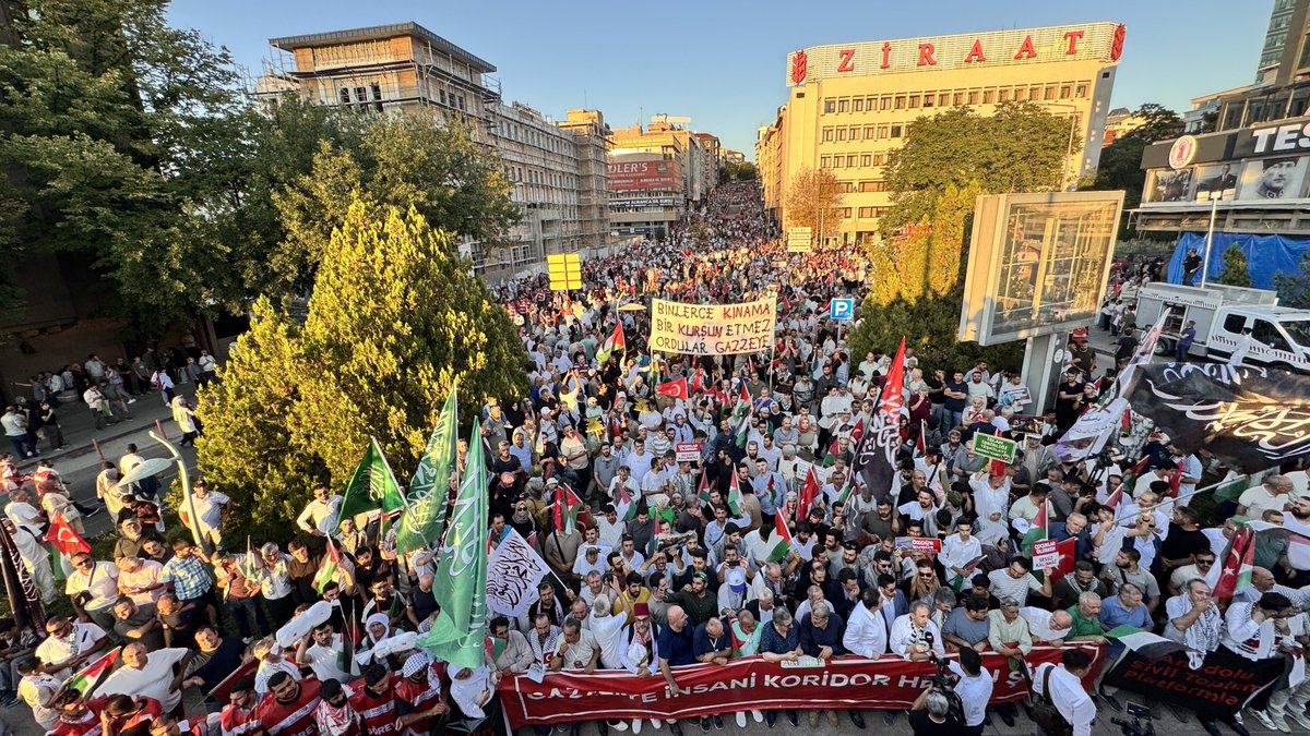 RamazanCASUK's tweet photo. Ankara’daki yürüyüş katılan onbinlerce vicdan sahibi “Ankara’dan Gazze’ye direnişe bin selam” dedi.

 #GazzeyeİnsaniKoridor #GazzeyeUmutOl https://t.co/PqZK0IJwhX