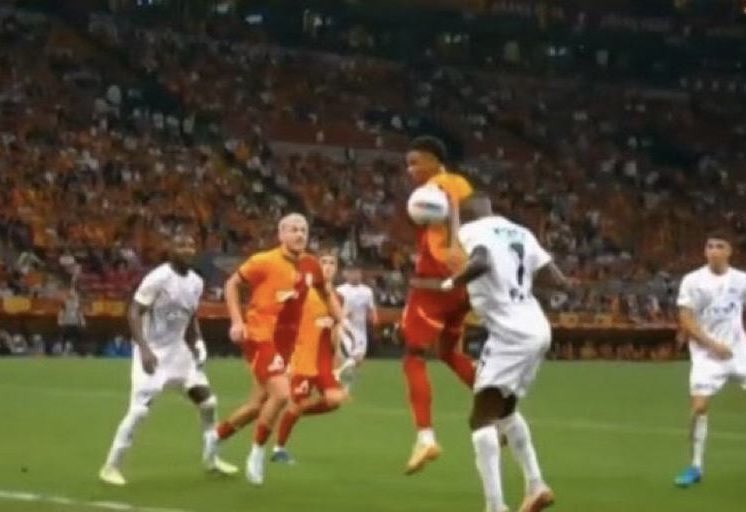 lospolloermanos's tweet photo. @futbolarena aynı pozisyonda ibrahim hacıkoçaparatoğlu’nun hakemleri, jakobs’un arkası dönük pozisyonuna rakipten yakın mesafe gelen topa penaltı çalmıştı. gs o maçta puan kaybetti… https://t.co/ibJwh5o4tr