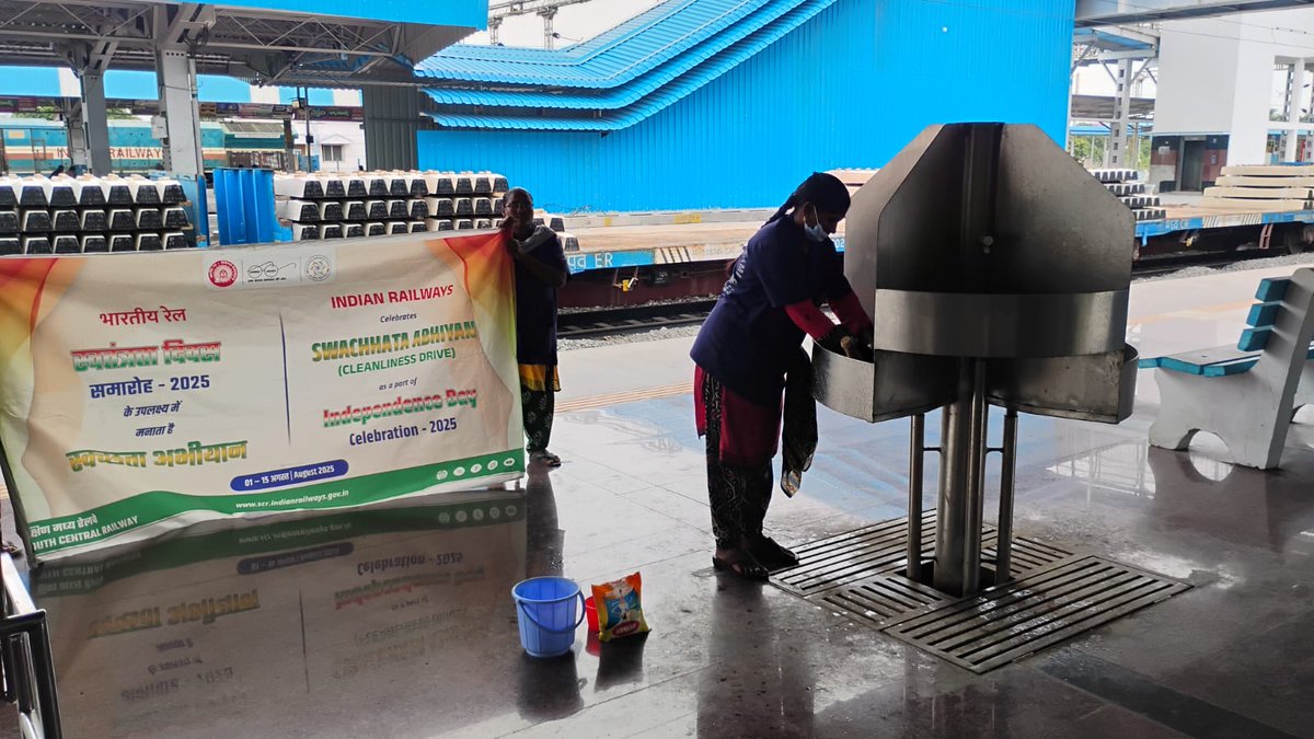 drmvijayawada's tweet image. 📍#Chirala Station is leading by example in the Swacchta Abhiyaan🌱🚉 

🔄 Dedicated efforts to segregate waste and ensure proper disposal are now in place. Every passenger is encouraged to participate and contribute to a cleaner station environment.

Let’s keep our stations