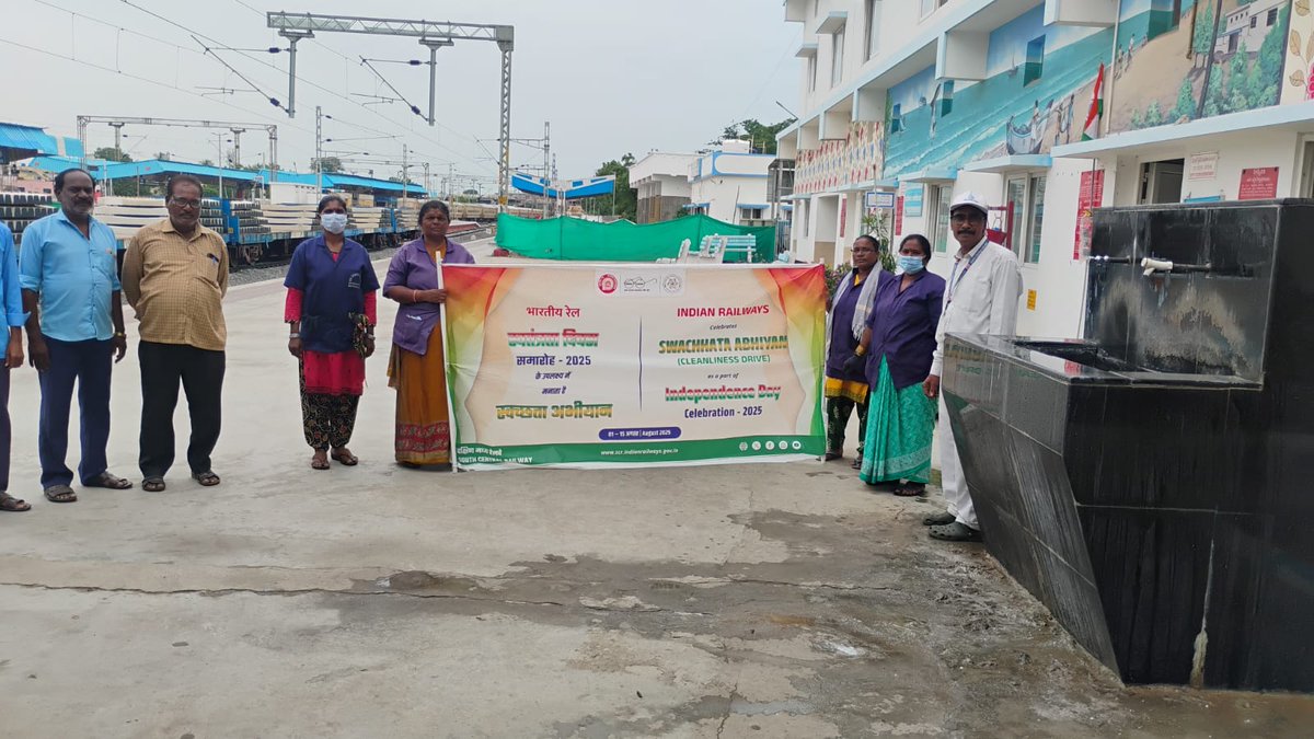 drmvijayawada's tweet image. 📍#Chirala Station is leading by example in the Swacchta Abhiyaan🌱🚉 

🔄 Dedicated efforts to segregate waste and ensure proper disposal are now in place. Every passenger is encouraged to participate and contribute to a cleaner station environment.

Let’s keep our stations