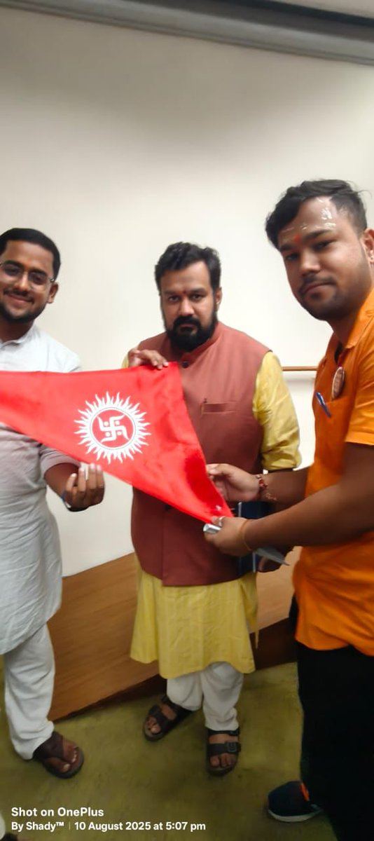 shashiawasthii's tweet photo. गुरुभई वासुदेव शर्माजी ने हिन्दुमन्दिरों की मुक्ति के लिए संघर्षरथ अधिवक्ता विष्णु शंकरजी को सनातनधर्मकी सर्वोच गुरुशिष्य परम्परा का चित्र व हर घर हिन्दुराष्ट्र अभियान के अन्तर्गत वैदिक ध्वज भेंट किया। श्रीहंसभगवान की प्राकट्यस्थली को मुक्त करवाने हेतु भी सार्थक चर्चा की गई। https://t.co/lR5fTkgeu4