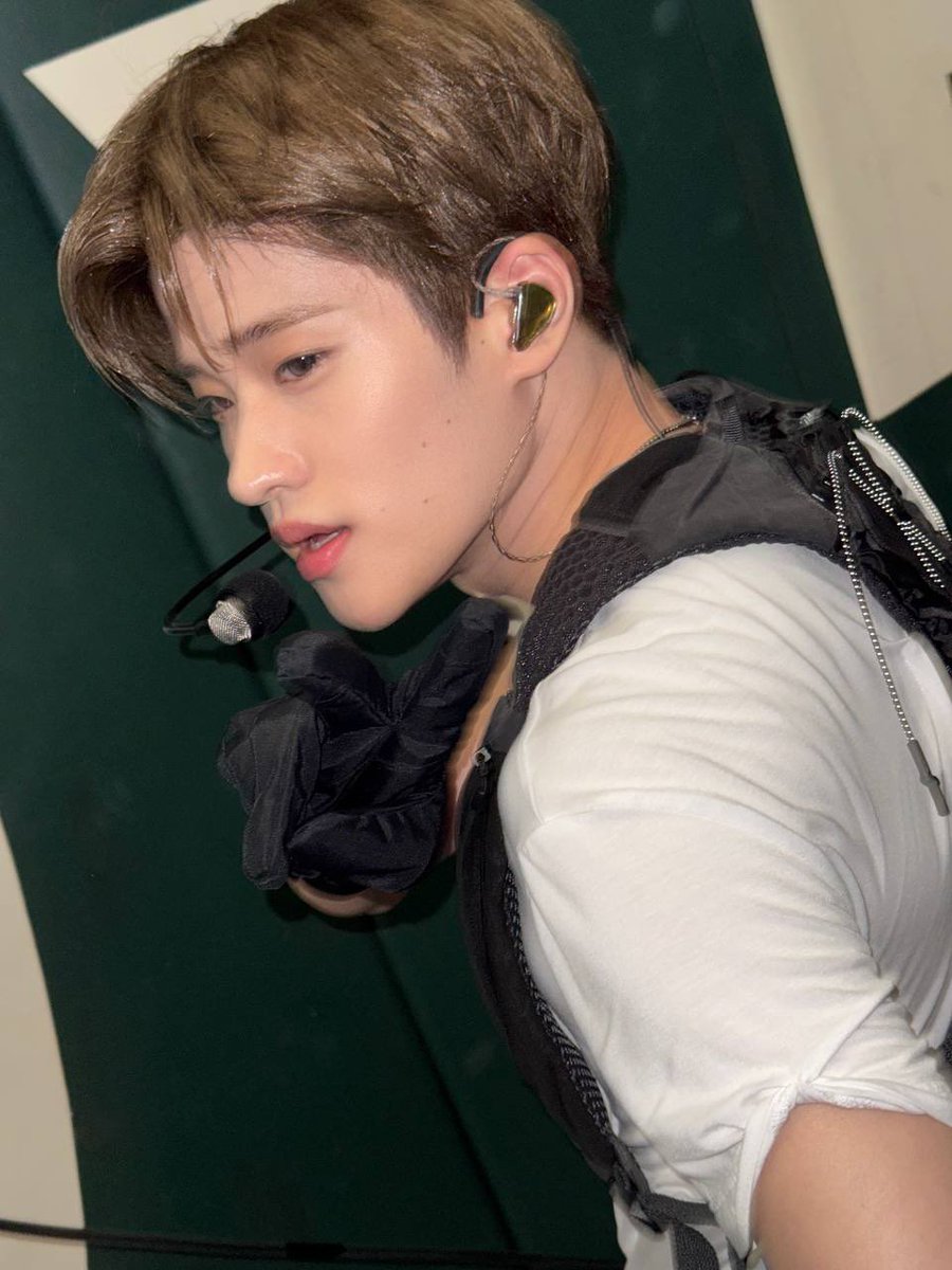 ulsanoni5's tweet photo. 옷꼬라지만보면 야외배변나가는 누룽이인지 구명조끼인지 구분도안가는데 울옵들 존나잘생겨서 무대할때마다 처입어도 그러려니할수있다 https://t.co/p0Xemxgkdi