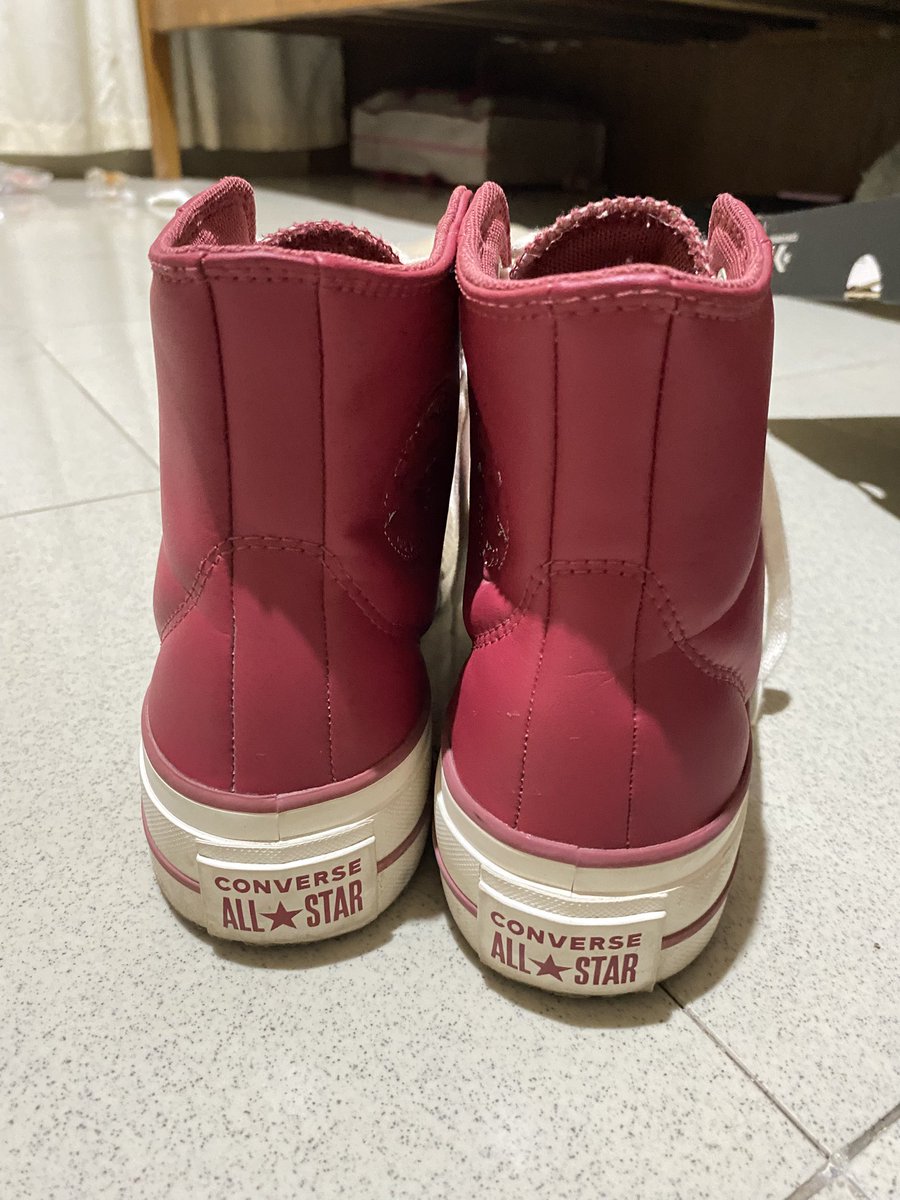 grumpygworl's tweet photo. Preloved Converse Red Leather Chuck High Sneakers
- Ukuran 39
- Ready box
- Lightly used
- Original from sportstation
- More detail dm!

Price 689k, bisa nego! 
#wts #wtb #conversepreloved #converseseken https://t.co/4sn1EgejR2
