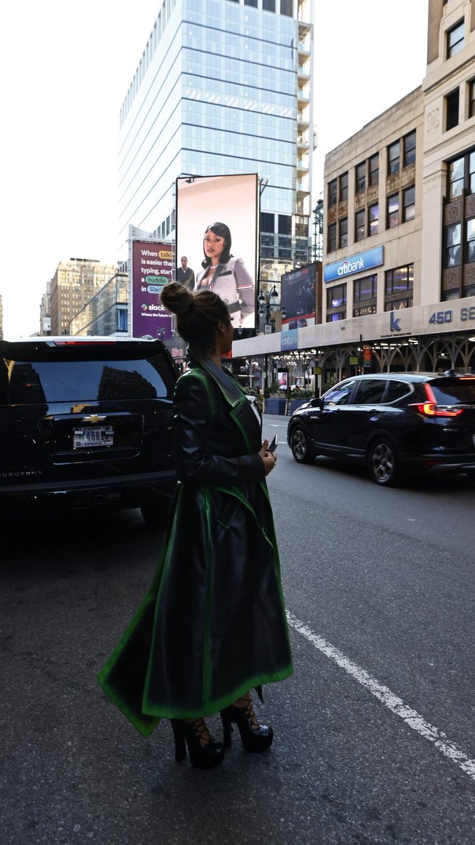 LadyLondon's tweet photo. Billboard 💚 https://t.co/DaUs5tkjat