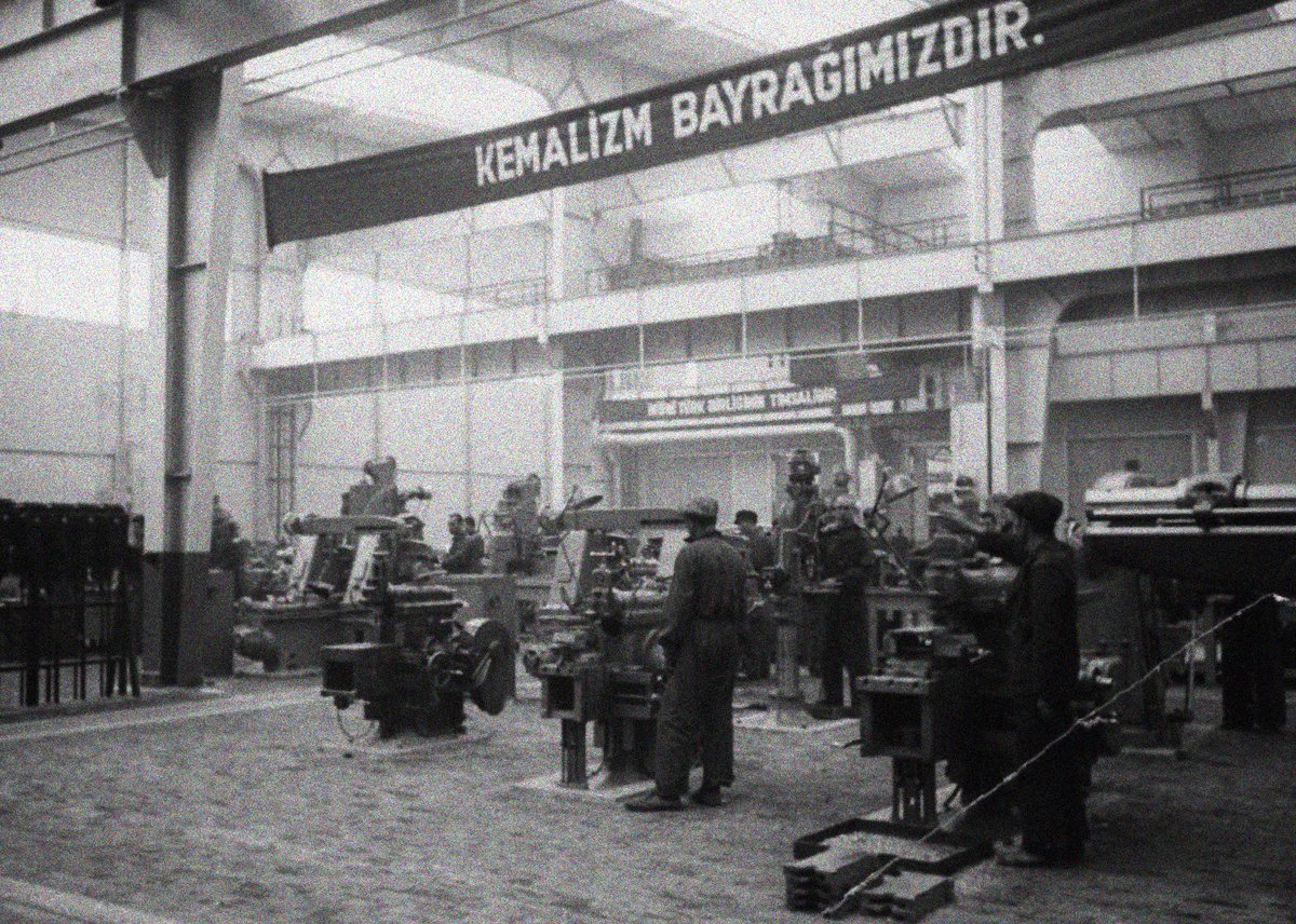 sivas demiryolu atölyesi’nin, 22 ekim 1939 tarihindeki açılışına ait bir fotoğraf.

"kemalizm bayrağımızdır."