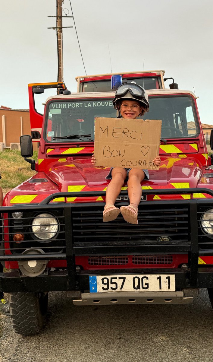 #Ribaute | Bravo et merci aux plus de 2000 sapeurs-#pompiers engagés sur cet incendie. Le feu est maintenant maîtrisé. 
Merci aux forces de sécurités qui se sont mobilisées. 
Et merci à la population pour son soutien à nos soldats du feu.