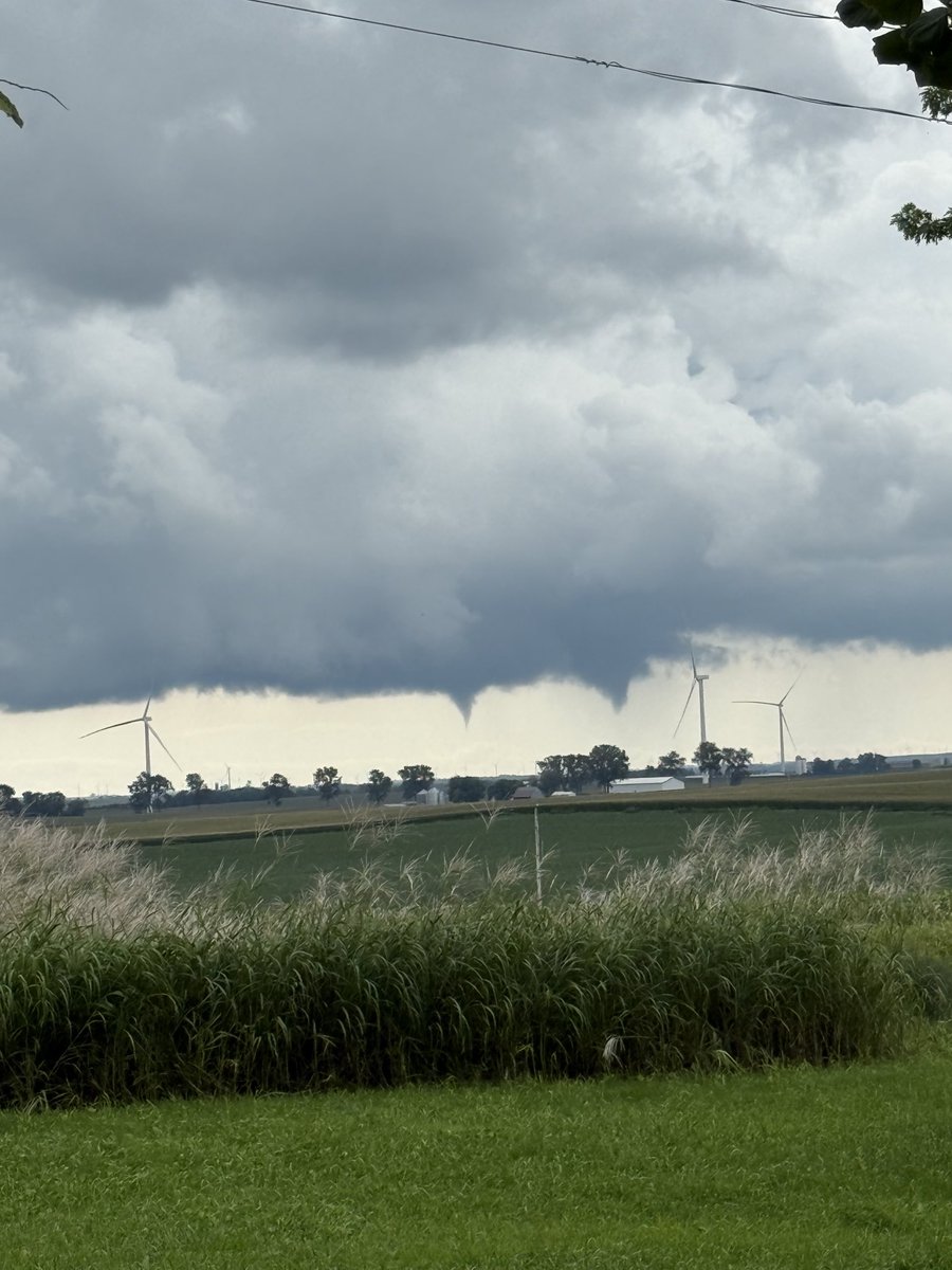 EvanMau1's tweet photo. ⁦@NWSDesMoines⁩ funnels outside odebolt https://t.co/FzyR9lBAzD