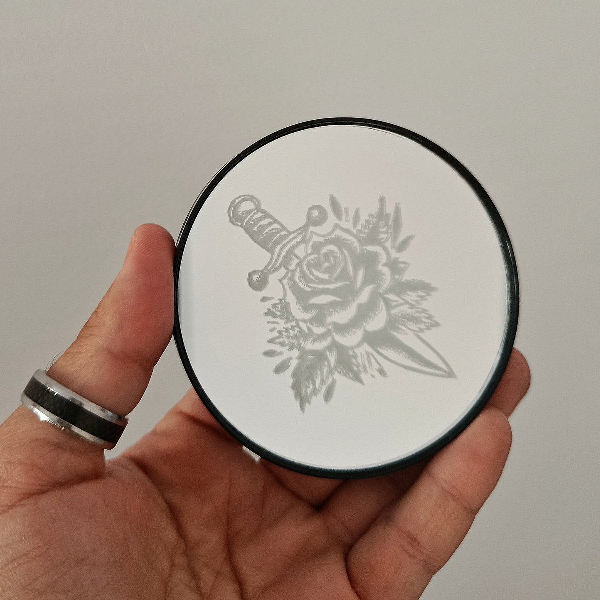Victor_bf85's tweet photo. Hoy subo un nuevo experimento...
Espejito, espejito mágico...
Qué pasa si te hago un grabado encima...

#grabado #espejo #mirror #dremel #tattoo #art #regalosoriginales #regalospersonalizados https://t.co/JO00f5z5BT