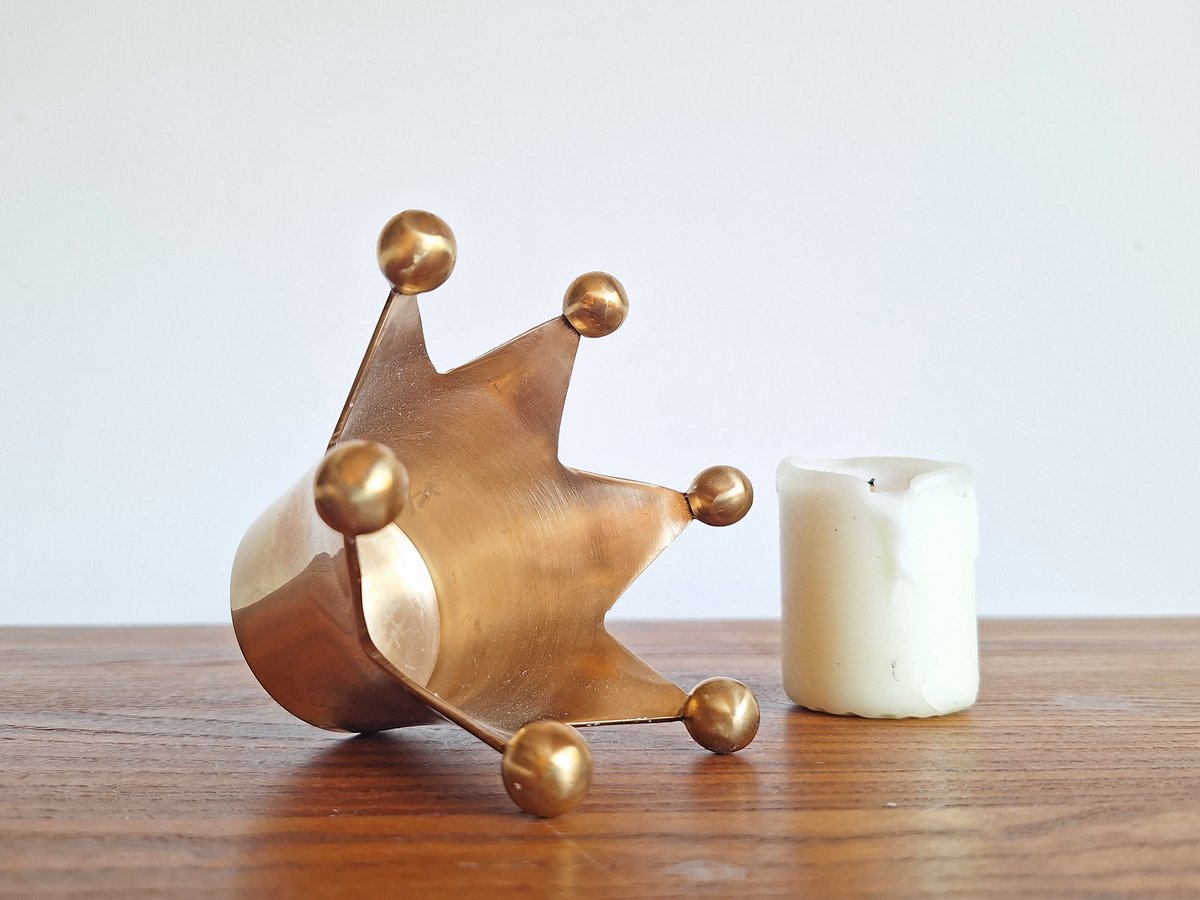 mimacredo's tweet photo. Antique Crown Candle Holder. Crown Brass Candlestick Holder. Queen of my heart style Candlestick. Scalloped Candle Holder. https://t.co/gDqRwJsaVj via @Etsy https://t.co/dIFCpVZujx