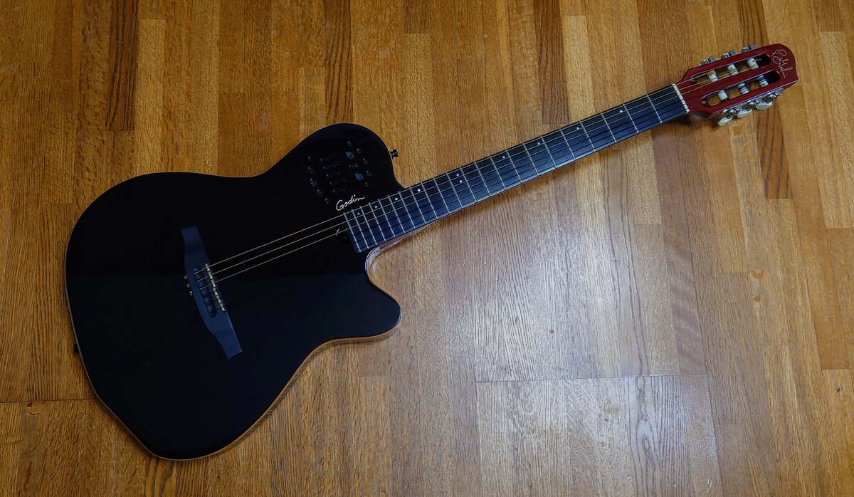 Rotz123's tweet photo. ライブは“音”を共有する場。
音が意図と外れれば、表現は半減し、心も削られる。
PAの仕事はシンプルだ。
「アーティストの求める音を出すこと」。
これができるかでライブの価値は変わる。
(キッパリ) https://t.co/xBk359U3af